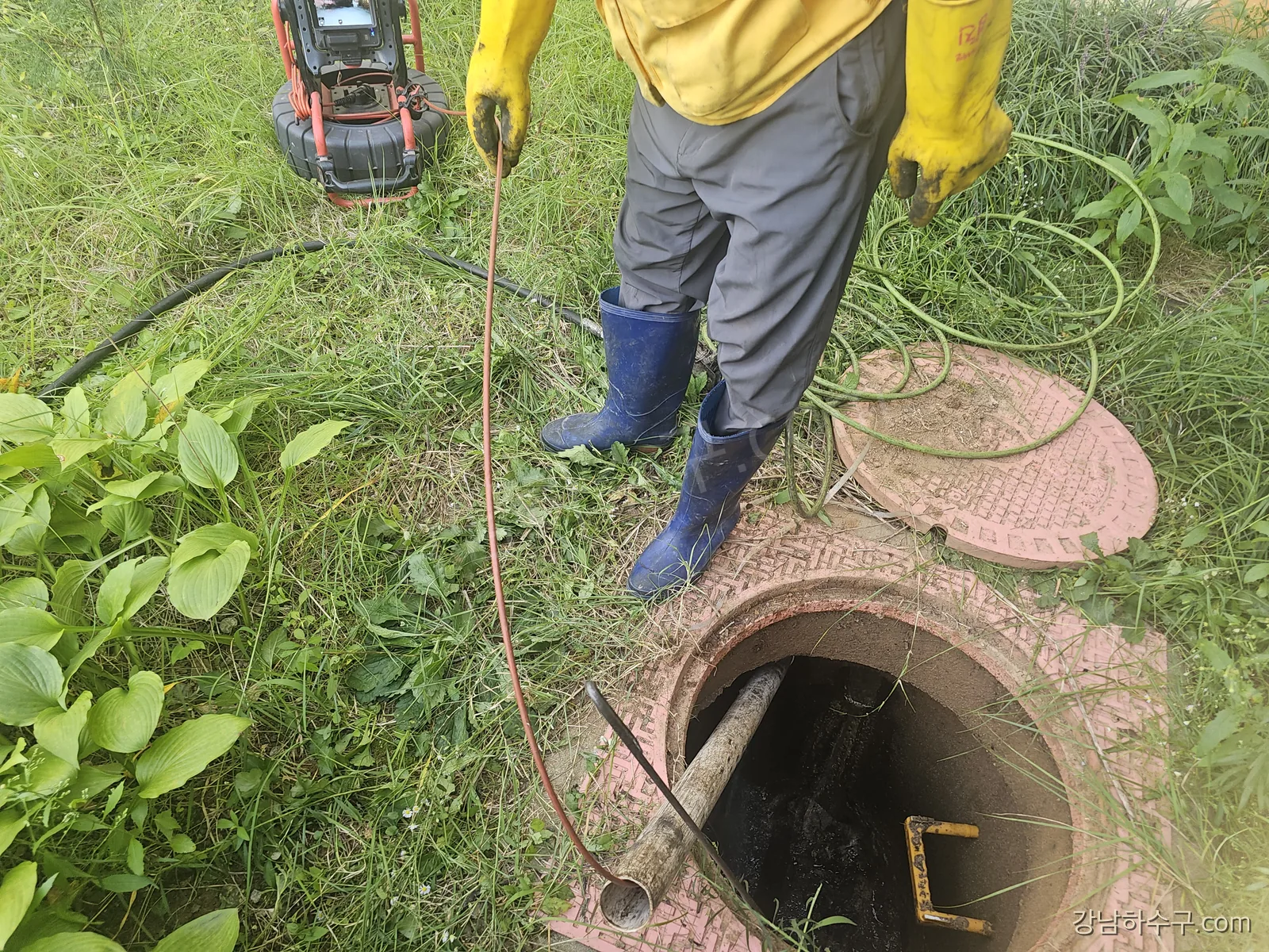 마당 맨홀 배관 점검
